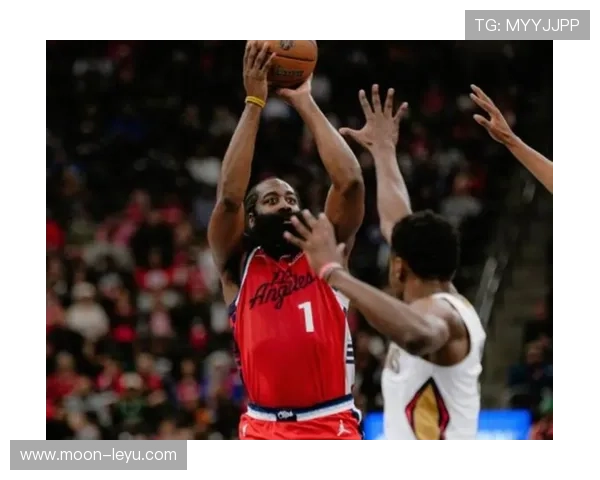 哈登挡拆拉扯防线胜过库里，关键回合组织更稳