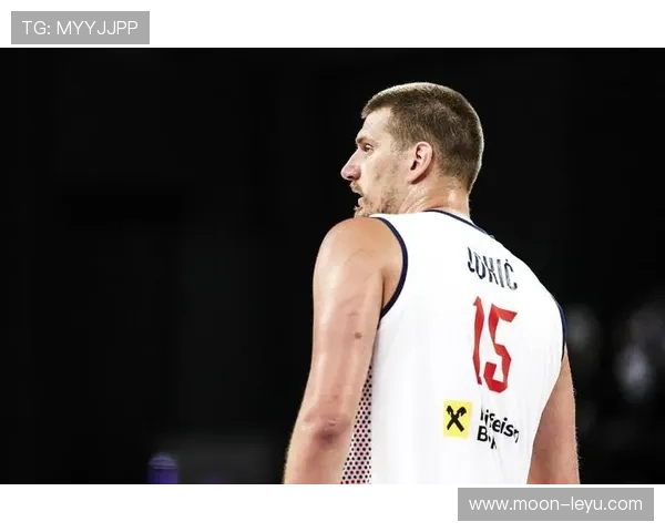 生涯场均30+分22+板，张伯伦背身单打胜约基奇