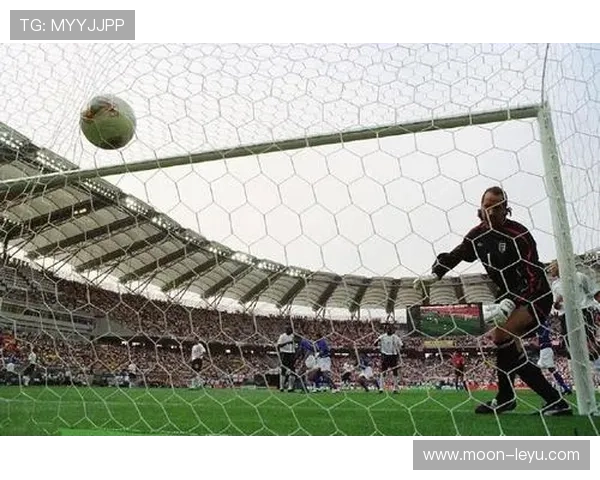 任意球距离规定：裁判要求对方退后至少9.15米（10码）